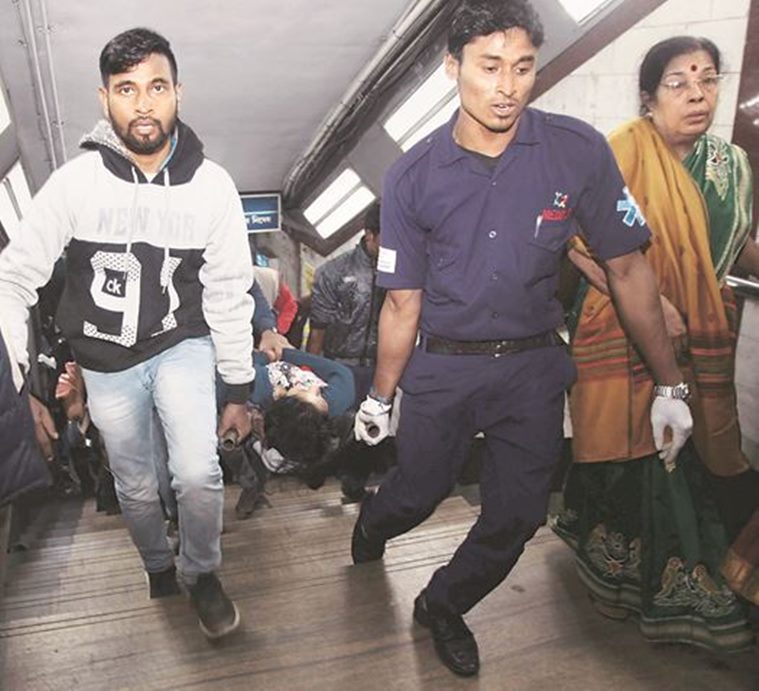 বৃহস্পতিবার, ধোঁয়ার কারণে অসুস্থ হয়ে পড়া এক মেট্রো যাত্রীকে বয়ে নিয়ে যাচ্ছেন উদ্ধারকর্মীরা। (পি.টি.আই)