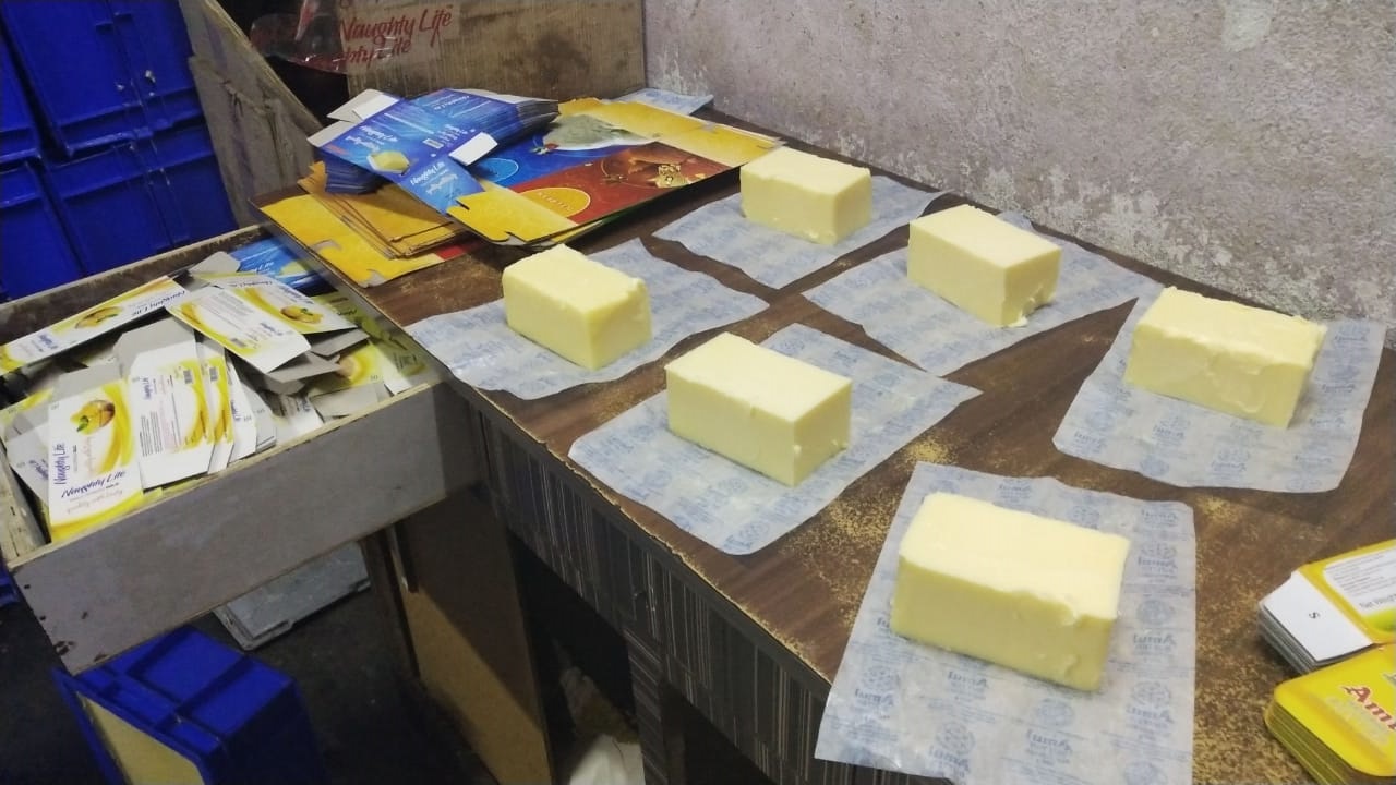 আমূল এর প্যাকেটে নকল মাখন বিক্রি। - (চিত্র সংগ্রহ - Times Now)